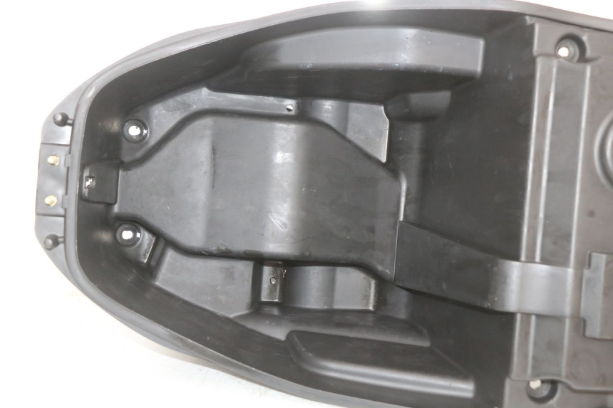 photo de BAÚ DE SELIM KYMCO SUPER 8 4T 50 (2021 - 2024) - Detalhe da peça