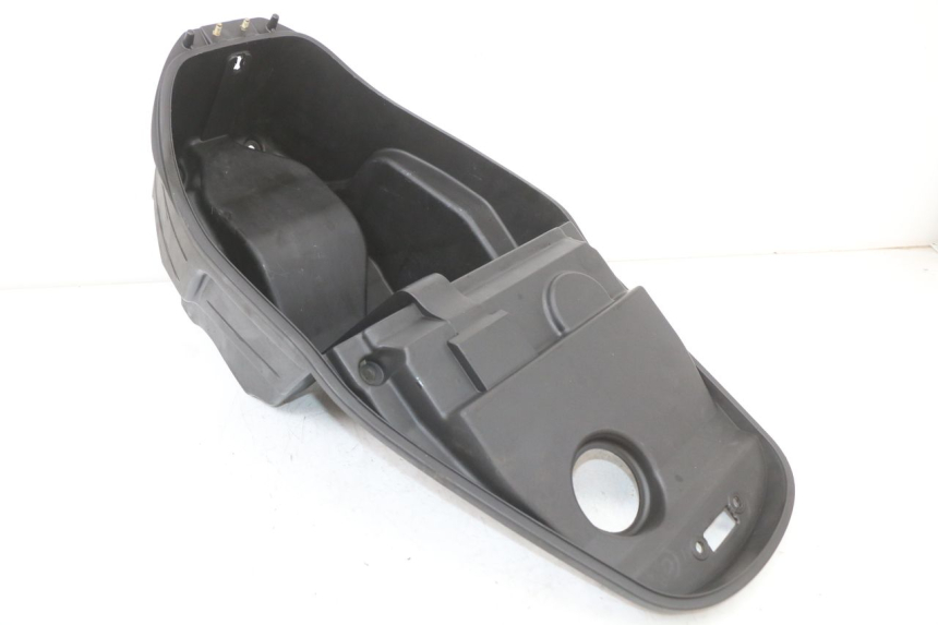 photo de BAÚ DE SELIM KYMCO SUPER 8 4T 50 (2021 - 2024) - Pontos de fixação
