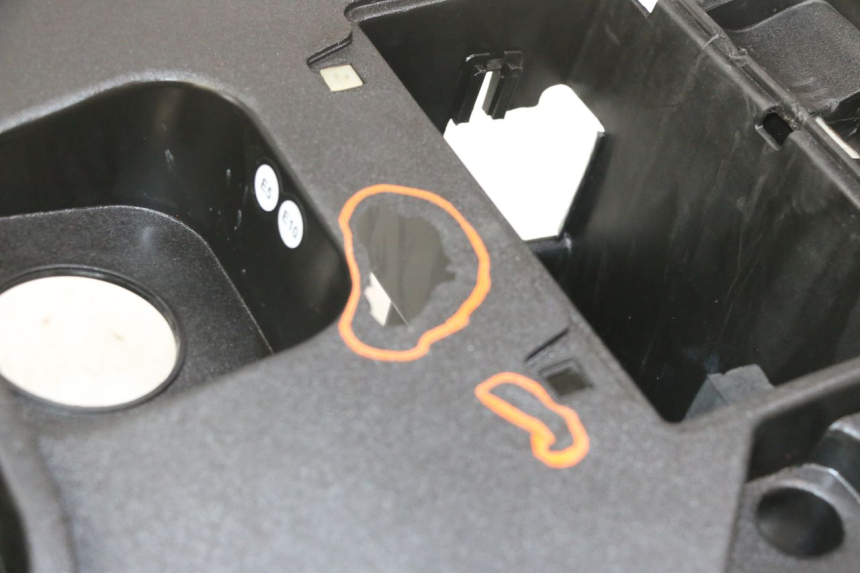 photo de BAÚ DE SELIM APRILIA SXR 50 (2021 - 2023) - Detalhe da peça