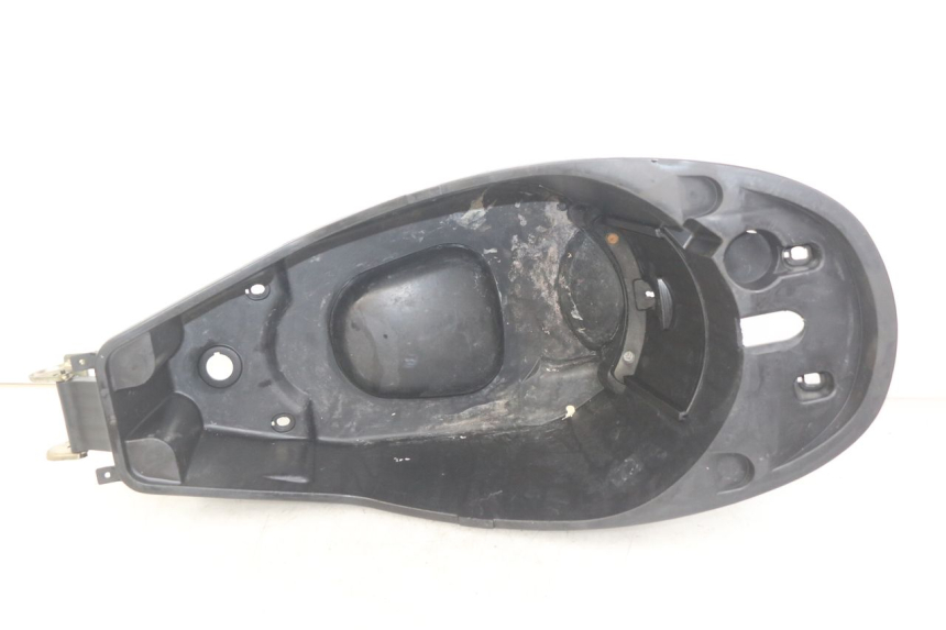 photo de BAÚ DE SELIM PEUGEOT VIVACITY NEW 4T 50 (2008 - 2017) - Detalhe da peça