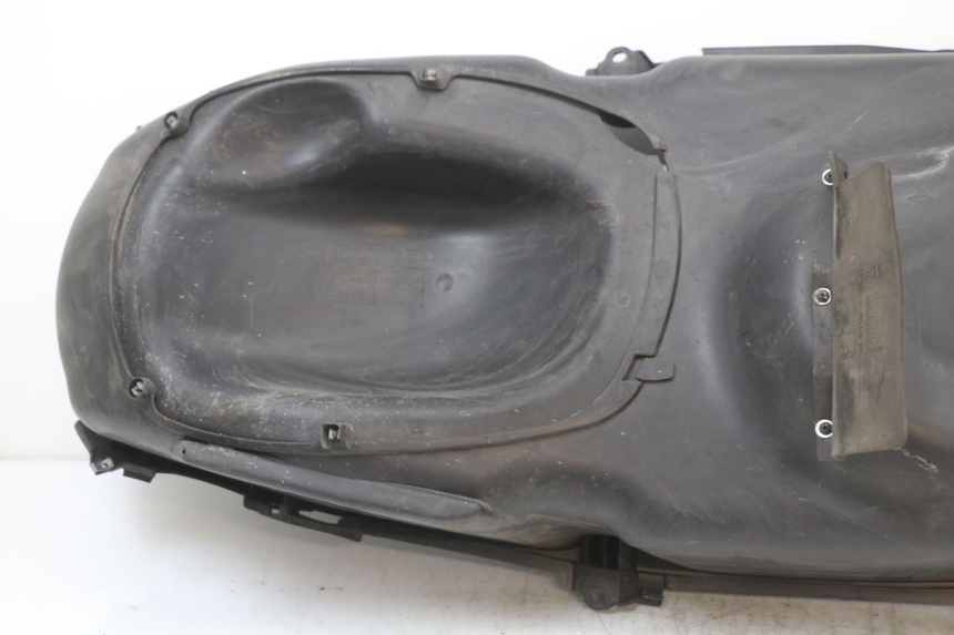 photo de BAÚ DE SELIM PIAGGIO X10 125 (2012 - 2017) - Detalhes característicos