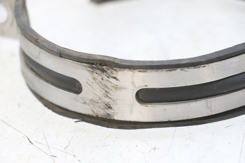 photo de ABRAÇADEIRA DE ESCAPE VONROAD YIBEN 125 (2006 - 2010) - Outro ângulo de visão