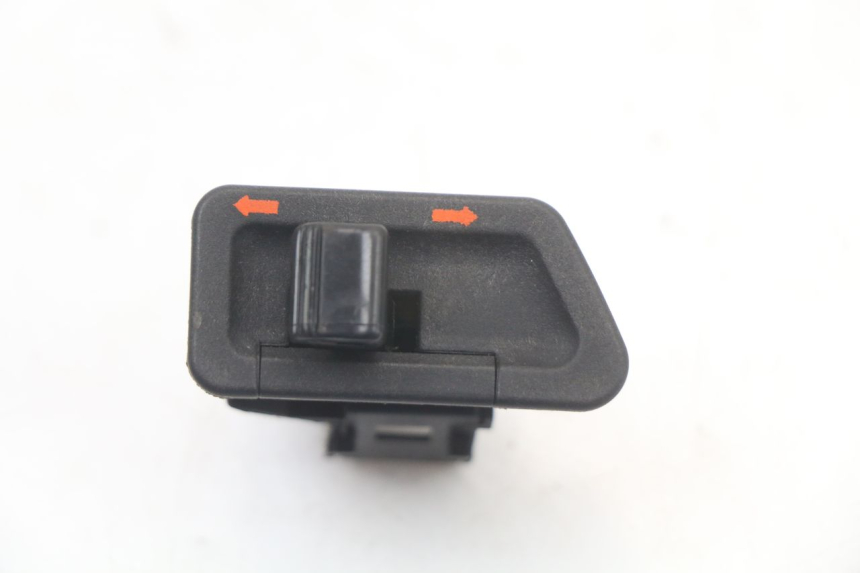 photo de COMANDO DE SETAS HONDA FES PANTHEON 2T 125 (1998 - 2002) - Detalhe da peça