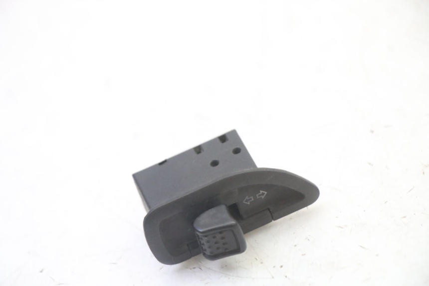 photo de COMUTADOR DE SETAS PIAGGIO LIBERTY 4T 50 (2009 - 2015) - Detalhe da peça