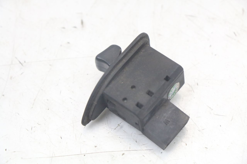 photo de COMUTADOR DE SETAS PIAGGIO LIBERTY 125 (2009 - 2013) - Zoom do estado de desgaste