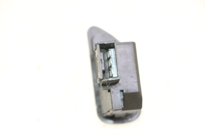 photo de COMUTADOR DE SETAS PIAGGIO MP3 HPE 310 (2024 - 2025) - Zoom do estado de desgaste