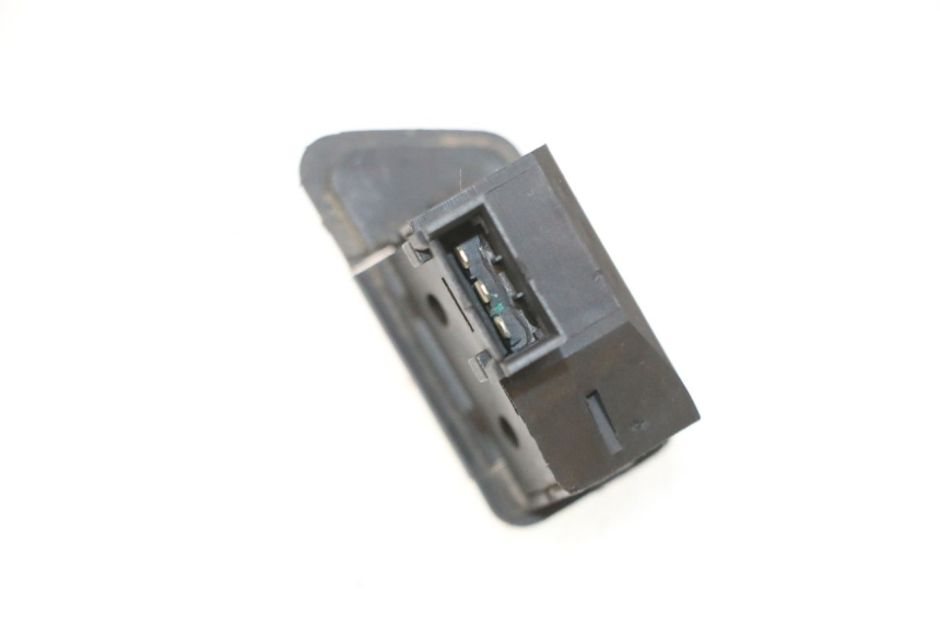 photo de INTERRUPTOR DE SETAS YAMAHA XMAX X-MAX 125 (2006 - 2009) - Zoom do estado de desgaste