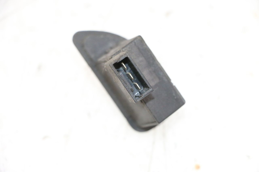 photo de INTERRUPTOR DE SETAS PIAGGIO X8 125 (2004 - 2007) - Zoom do estado de desgaste