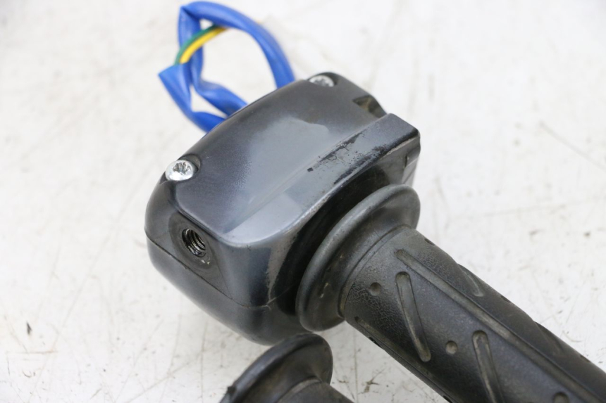 photo de COMANDO DIREITO KYMCO AGILITY 4T 50 (2018 - 2022) - Zoom do estado de desgaste