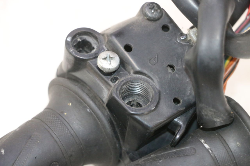 photo de COMANDO DIREITO SUZUKI BURGMAN 125 (2007 - 2014) - Zoom do estado de desgaste