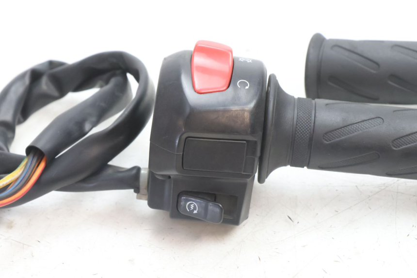 photo de COMANDO DIREITO SUZUKI BURGMAN 125 (2007 - 2014) - Detalhe da peça