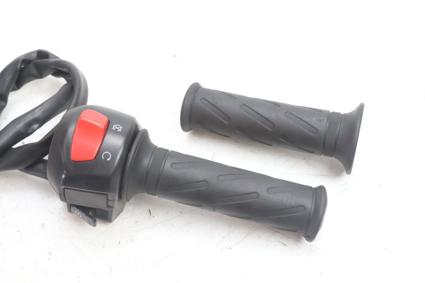 photo de COMANDO DIREITO SUZUKI BURGMAN 125 (2007 - 2014) - Zoom do estado de desgaste