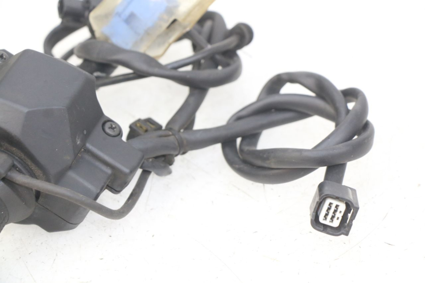 photo de COMANDO DIREITO HONDA CB R 1000 (2018 - 2023) - Outro ângulo de visão