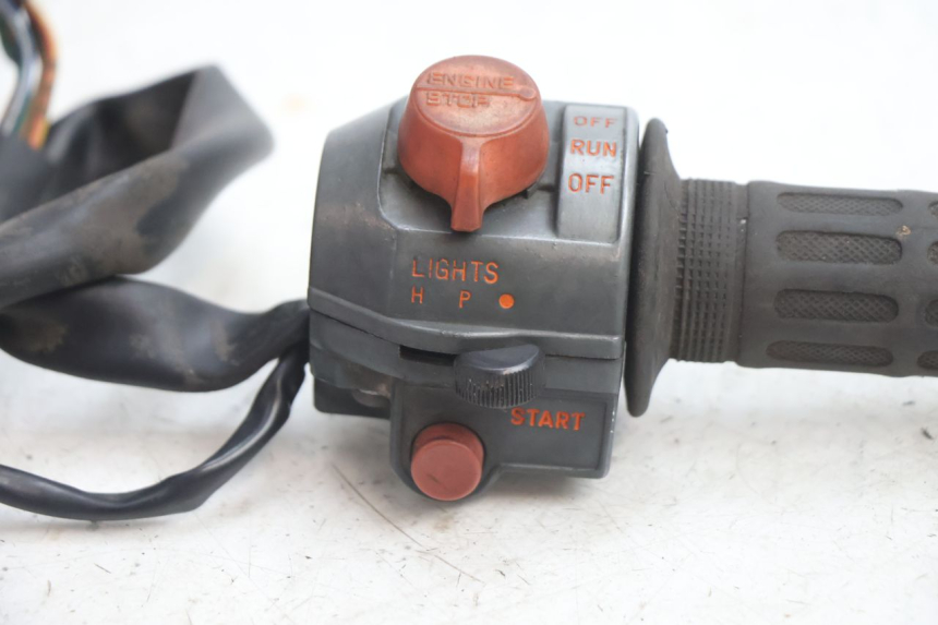 photo de COMUTADOR DIREITO HONDA CB TWO FIFTY 250 (1991 - 2002) - Zoom do estado de desgaste