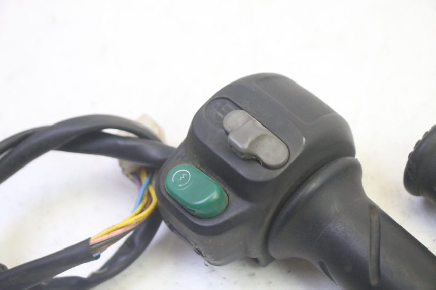 photo de COMANDO DIREITO PEUGEOT ELYSEO 125 (1999 - 2004) - Detalhe da peça