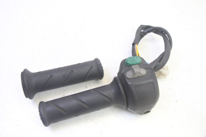 photo de COMANDO DIREITO PEUGEOT ELYSEO 125 (1999 - 2004) - Zoom do estado de desgaste