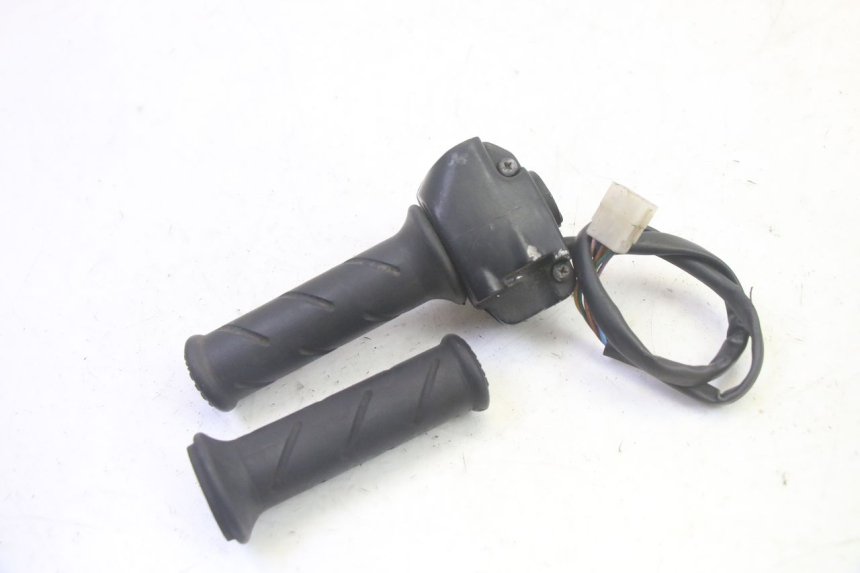 photo de COMANDO DIREITO PEUGEOT ELYSEO 125 (1999 - 2004) - Outro ângulo de visão