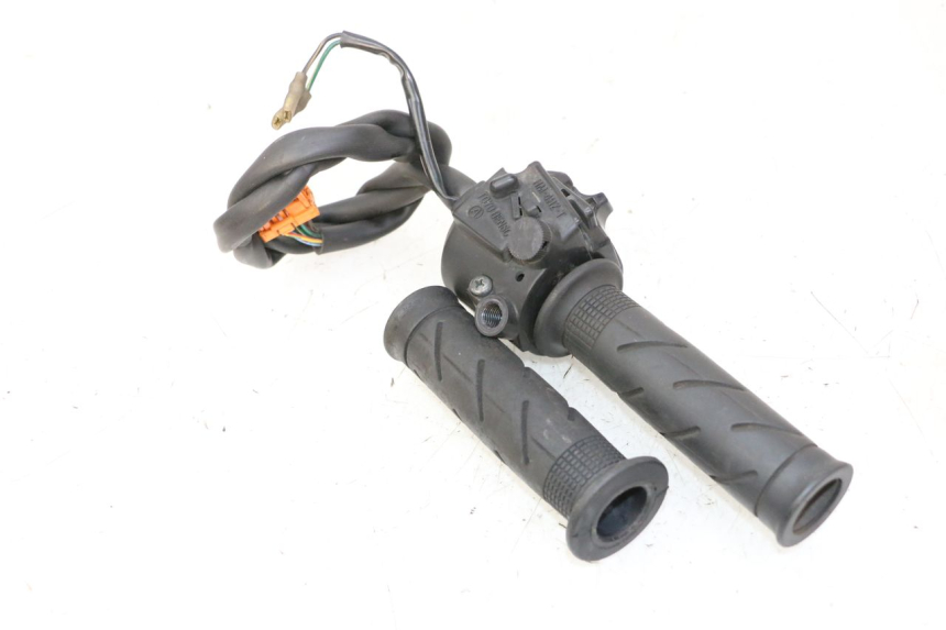 photo de COMANDO DIREITO HONDA FES S-WING SWING ABS 125 (2007 - 2015) - Detalhe da peça