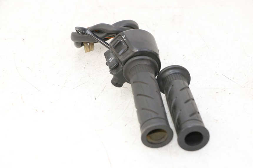 photo de COMANDO DIREITO HONDA FES S-WING SWING ABS 125 (2007 - 2015) - Pontos de fixação