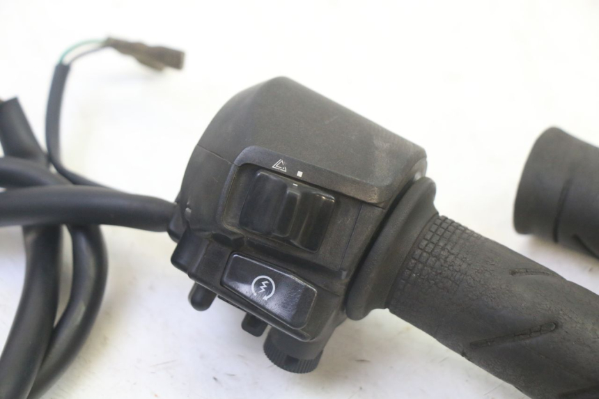 photo de COMANDO DIREITO HONDA FES S-WING SWING ABS 125 (2007 - 2015) - Detalhe da peça