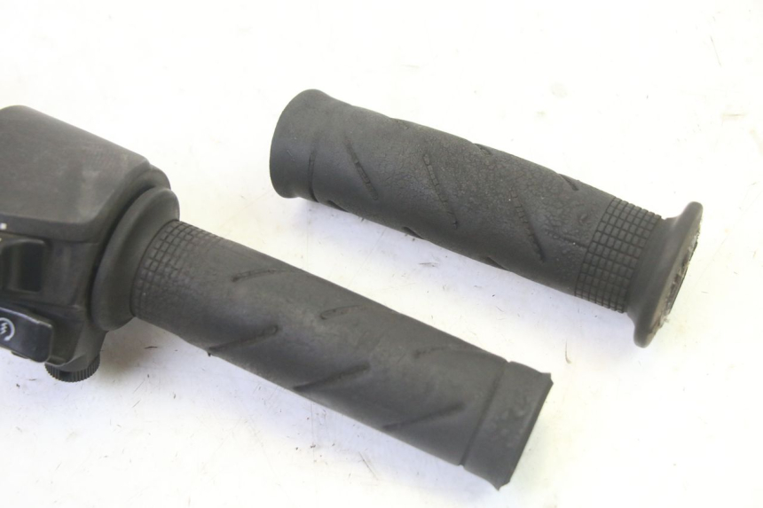 photo de COMANDO DIREITO HONDA FES S-WING SWING ABS 125 (2007 - 2015) - Zoom do estado de desgaste