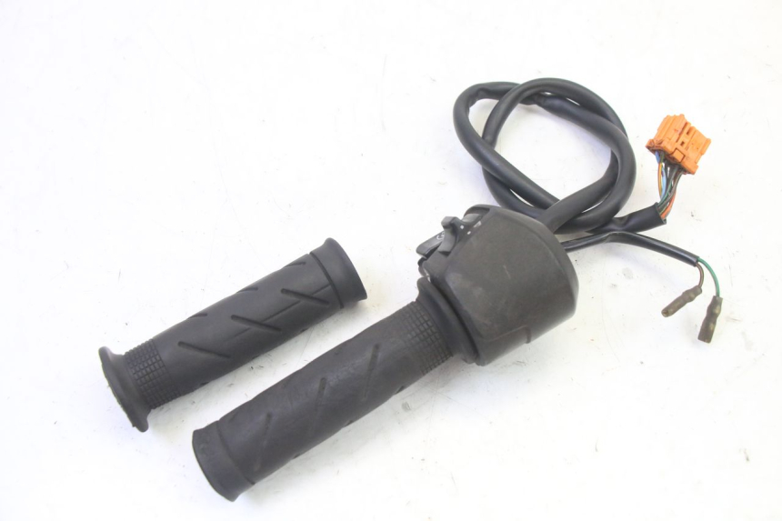 photo de COMANDO DIREITO HONDA FES S-WING SWING ABS 125 (2007 - 2015) - Outro ângulo de visão