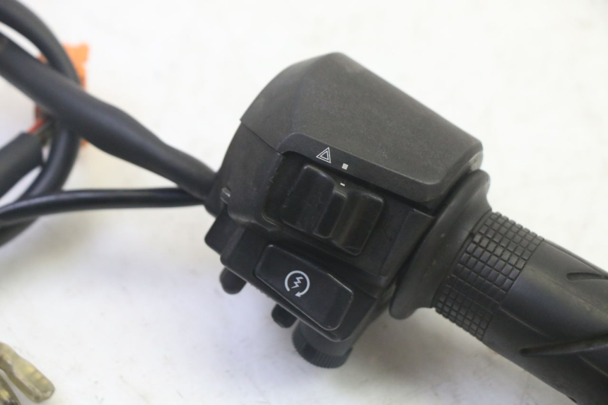 photo de COMANDO DIREITO HONDA FES S-WING SWING ABS 125 (2007 - 2015) - Detalhe da peça