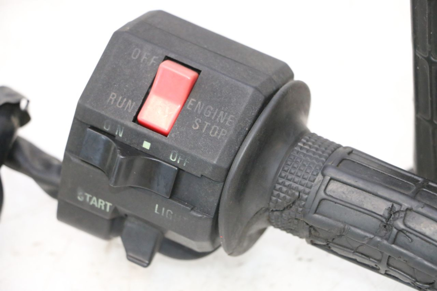 photo de COMUTADOR DIREITO KAWASAKI GPX F ZX750F 750 (1986 - 1990) - Detalhes característicos