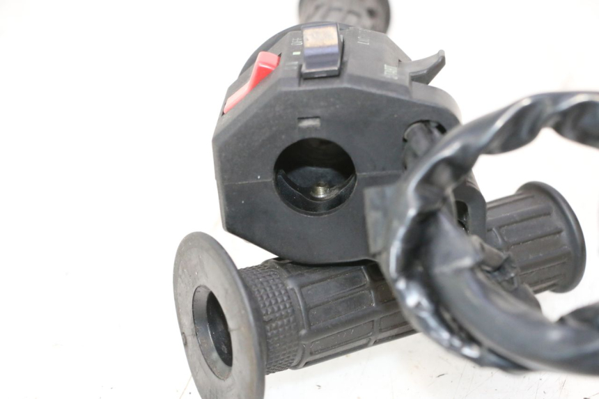 photo de COMUTADOR DIREITO KAWASAKI GPX F ZX750F 750 (1986 - 1990) - Pontos de fixação