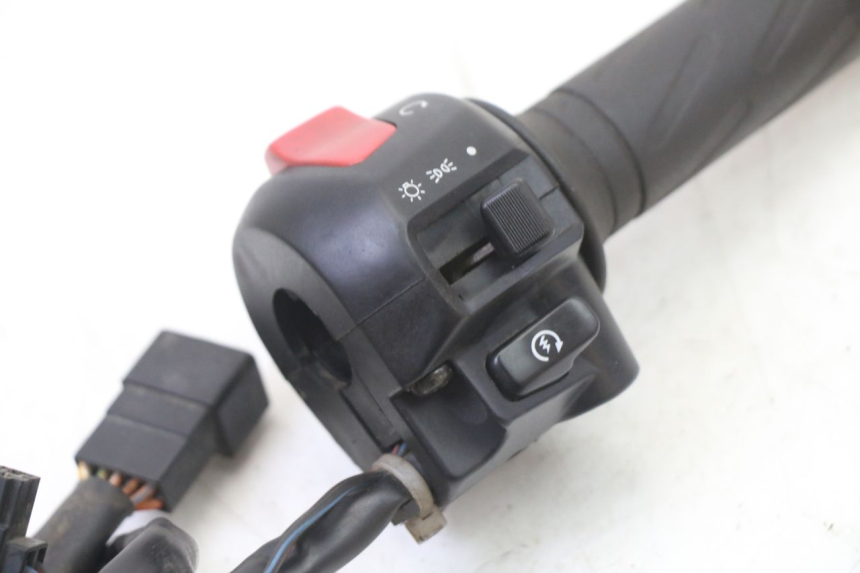 photo de COMANDO DIREITO SUZUKI GS GSE 500 (2001 - 2003) - Zoom do estado de desgaste