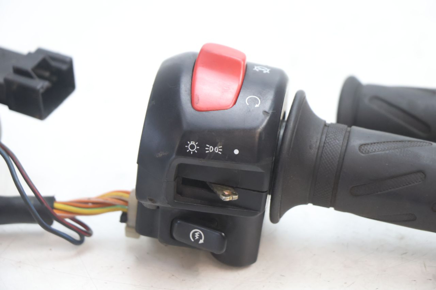 photo de COMUTADOR DIREITO SUZUKI GSF N BANDIT 1200 (2001 - 2005) - Detalhe da peça
