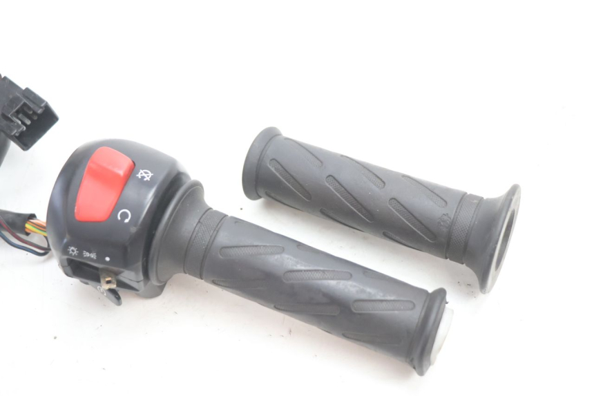 photo de COMUTADOR DIREITO SUZUKI GSF N BANDIT 1200 (2001 - 2005) - Zoom do estado de desgaste