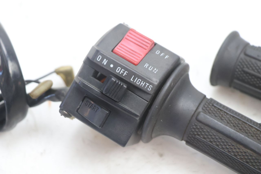 photo de COMUTADOR DIREITO SUZUKI GSX F GSXF 750 (1988 - 1998) - Detalhe da peça