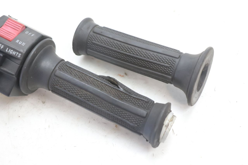 photo de COMUTADOR DIREITO SUZUKI GSX F GSXF 750 (1988 - 1998) - Zoom do estado de desgaste