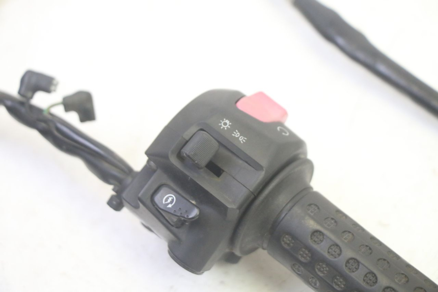 photo de COMANDO DIREITO SYM GTS EVO 125 (2009 - 2013) - Zoom do estado de desgaste