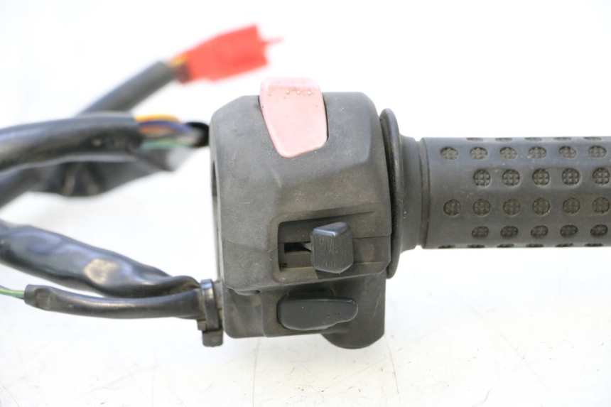 photo de COMANDO DIREITO SYM GTS EVO 125 (2009 - 2013) - Zoom do estado de desgaste