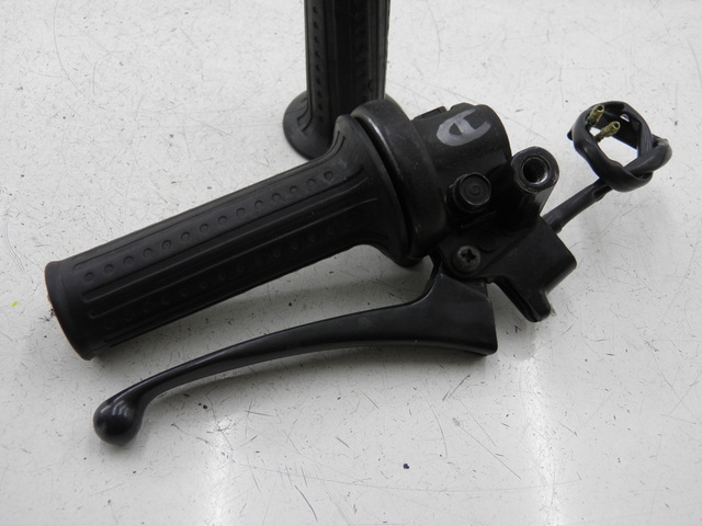 photo de COMANDO DIREITO HONDA NH VISION 50 (1985 - 1994) - Pontos de fixação