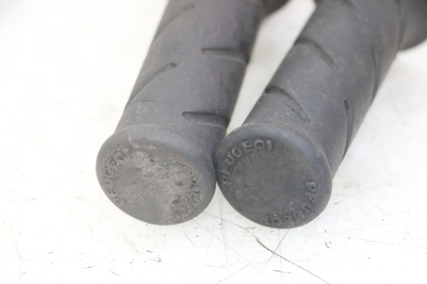 photo de COMANDO DIREITO PEUGEOT JET FORCE CARBU 50 (2003 - 2016) - Pontos de fixação