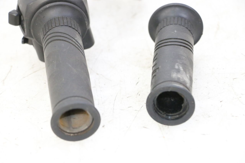 photo de COMANDO DIREITO SYM JOYMAX 125 (2010 - 2017) - Estado da superfície