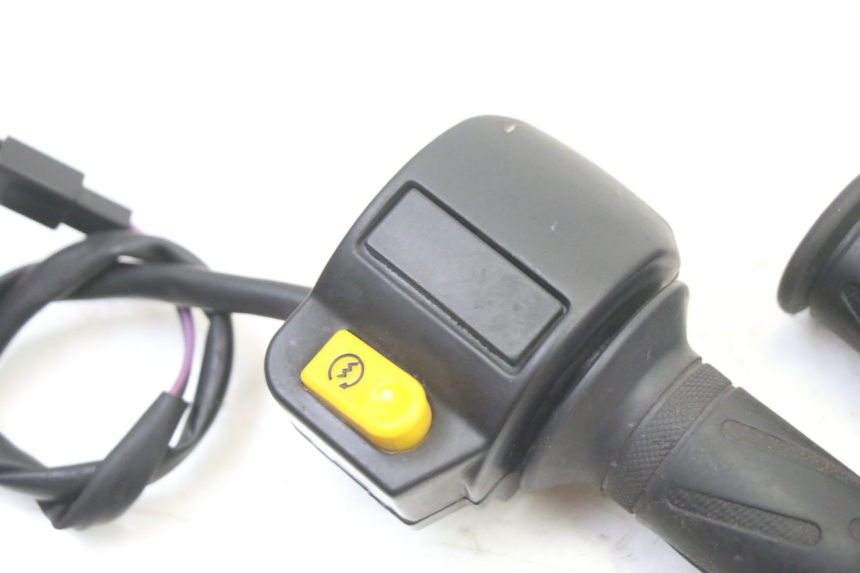 photo de COMANDO DIREITO PEUGEOT KISBEE 2T 50 (2010 - 2017) - Detalhe da peça