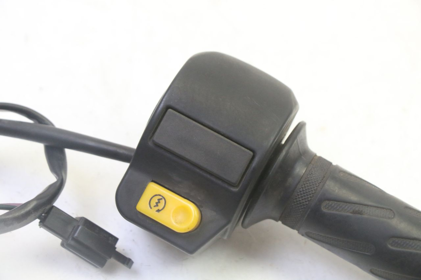 photo de COMANDO DIREITO PEUGEOT KISBEE 2T 50 (2010 - 2017) - Detalhe da peça