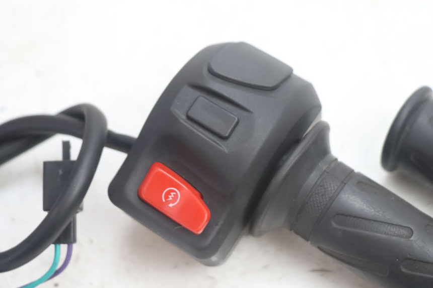 photo de COMANDO DIREITO PEUGEOT KISBEE 2T 50 (2010 - 2017) - Detalhe da peça