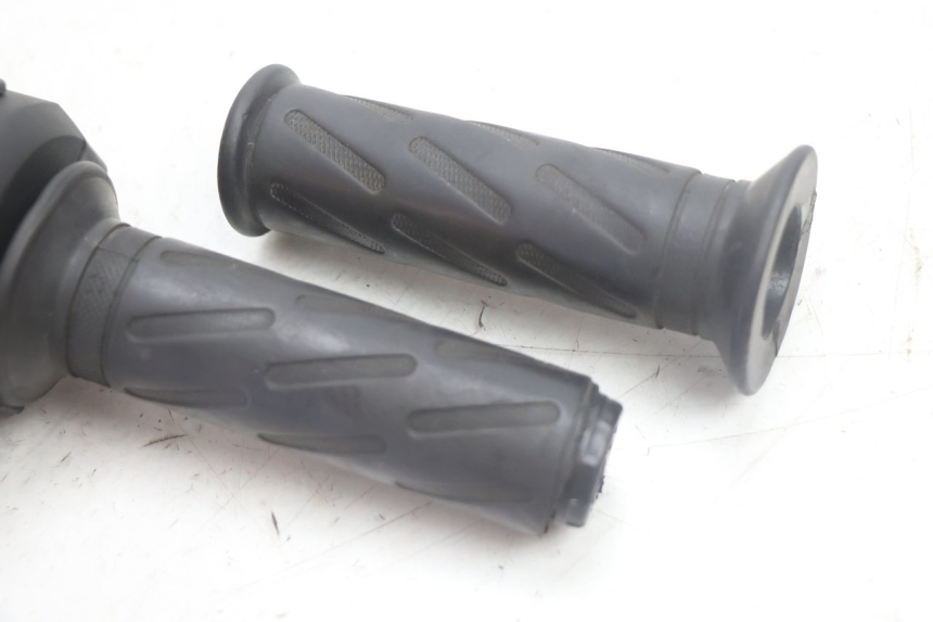 photo de COMANDO DIREITO PEUGEOT KISBEE 2T 50 (2010 - 2017) - Zoom do estado de desgaste