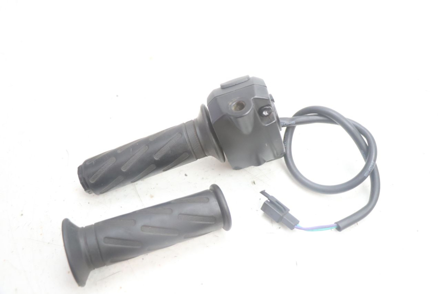 photo de COMANDO DIREITO PEUGEOT KISBEE 2T 50 (2010 - 2017) - Pontos de fixação