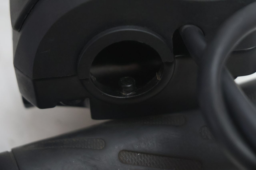 photo de COMANDO DIREITO PEUGEOT KISBEE 2T 50 (2010 - 2017) - Estado da superfície