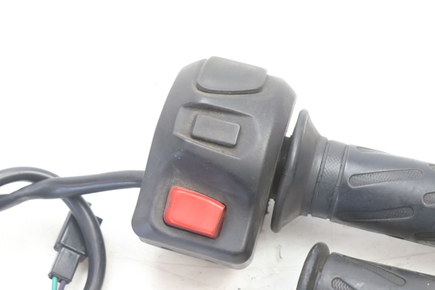 photo de COMANDO DIREITO PEUGEOT KISBEE 2T 50 (2010 - 2017) - Detalhe da peça