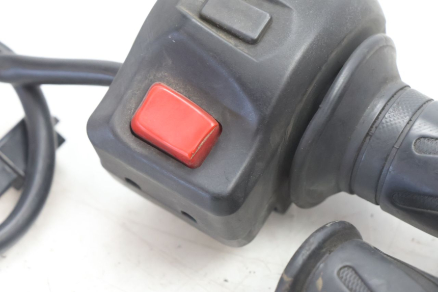 photo de COMANDO DIREITO PEUGEOT KISBEE 2T 50 (2010 - 2017) - Zoom do estado de desgaste