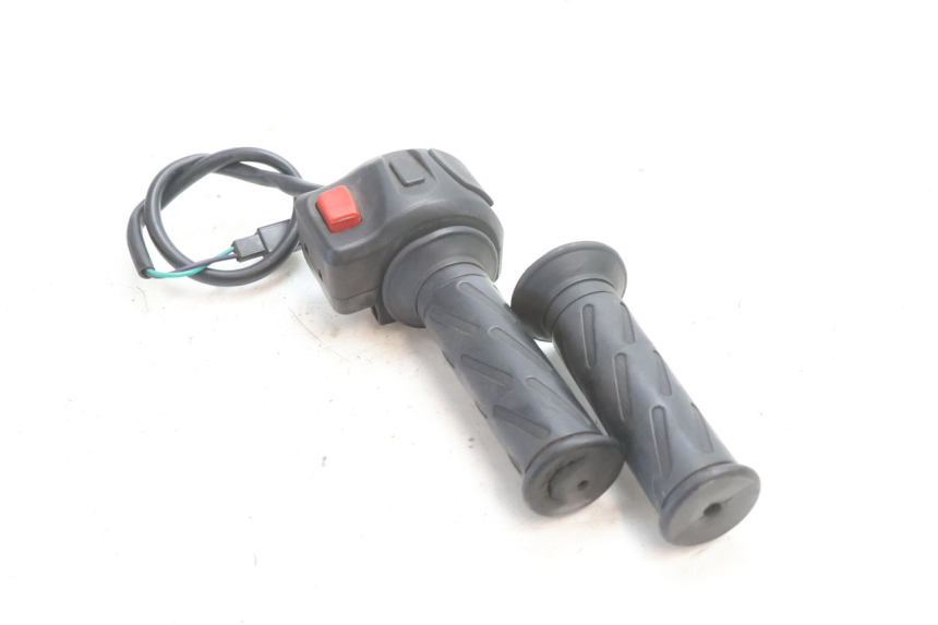 photo de COMANDO DIREITO PEUGEOT KISBEE 2T 50 (2010 - 2017) - Ampliação técnica