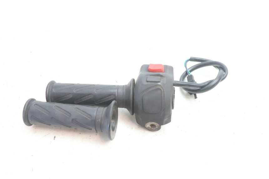 photo de COMANDO DIREITO PEUGEOT KISBEE 2T 50 (2010 - 2017) - Pontos de fixação