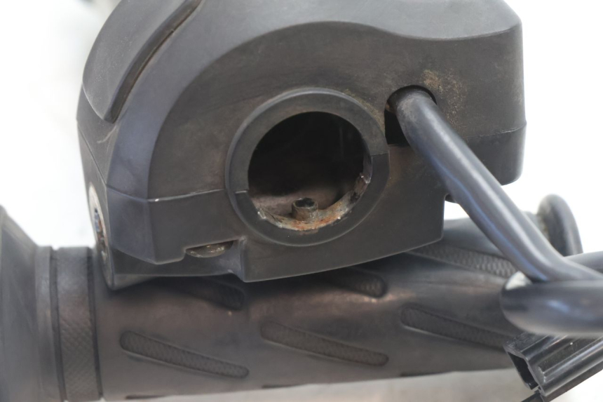 photo de COMANDO DIREITO PEUGEOT KISBEE 2T 50 (2010 - 2017) - Peça verificada